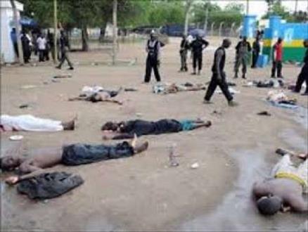 ارتش نیجریه درحال دفن دسته جمعی و سوزاندن اجساد مسلمانان قتل عام شده