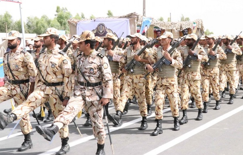رژه نیروهای مسلح در ایرانشهر به مناسبت روز ارتش+ گزارش تصویری