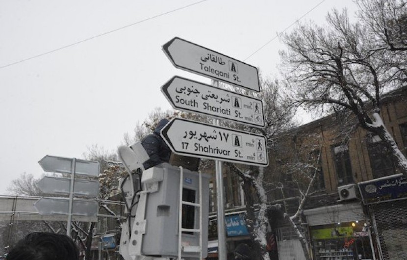 تابلوهای راهنمای مسیر، علائم ترافیکی و راهنمایی و معرفی اماکن در شهر ایرانشهر نصب شد