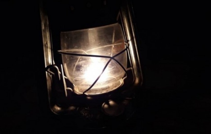 روایتی از زندگی در سوسوی چراغ های نفتی/ "میان بازار" زاهدان چشم به راه روشنایی است