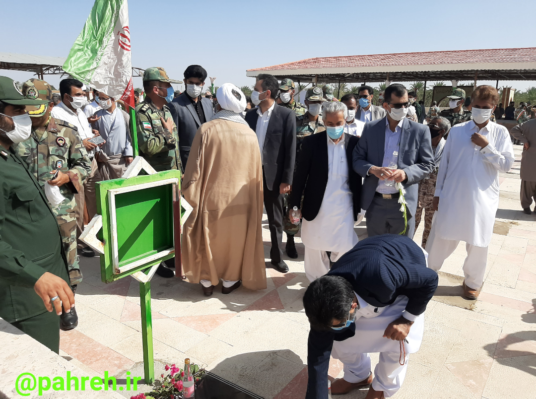 گلباران مزار شهدا در هفته دفاع مقدس در ایرانشهر