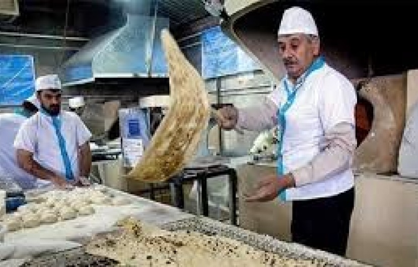 وقتی کیسه های آرد در نبود نظارت به مقصد نمی رسد/از قاچاق سهمیه آرد نانوایی ها به پاکستان تا شیوع کرونا در صف های بی پایان