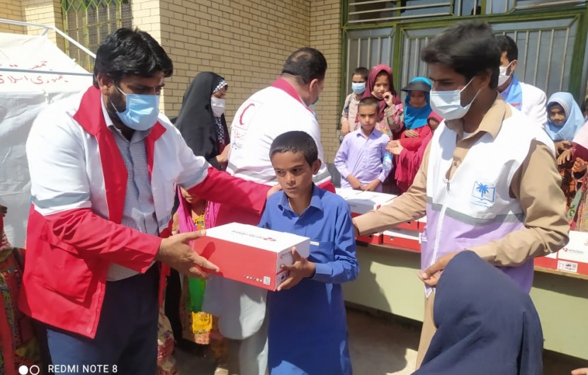بهره مندی 300 نفر از خدمات کاروان سلامت در ایرانشهر  / 300 بسته آموزشی بیندانش آموزان روستای الله آباد نایگون توزیع شد