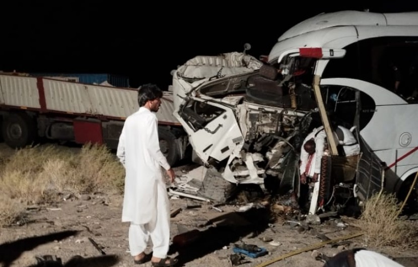برخورد تریلی، اتوبوس محور ایرانشهر به بم را واژگون کرد / بیش از ۱۸ مسافر کشته و مصدوم شدند
