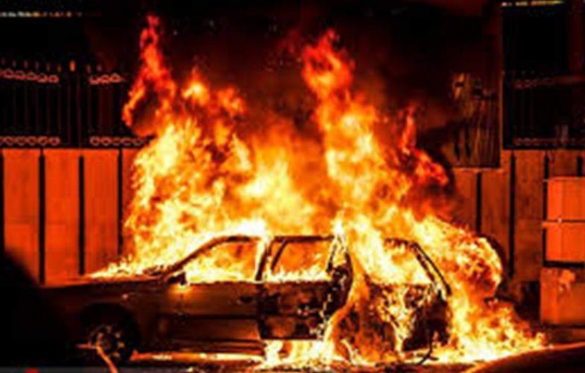 آتش‌سوزی خودرو در جایگاه بنزین بمپور خسارت جانی نداشت
